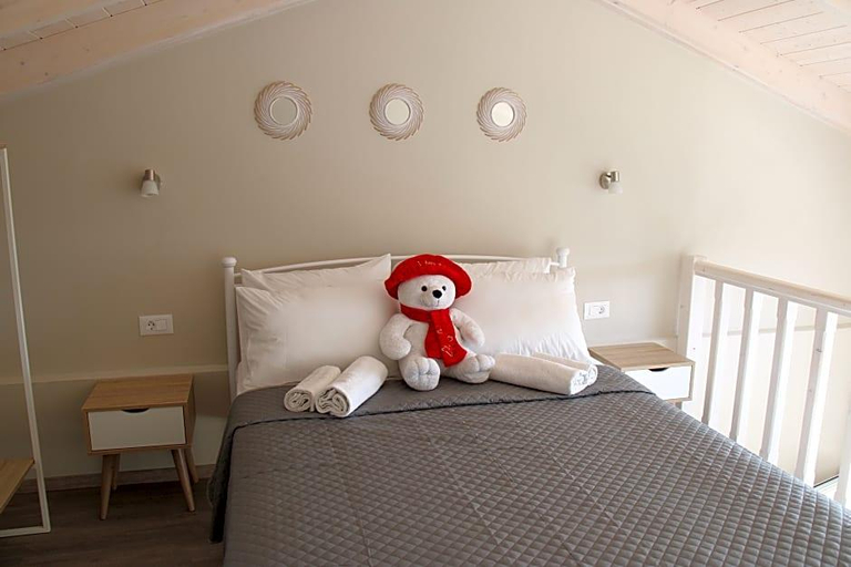 Bedroom 3, Oskars Studios & Apartments, Ionian Islands