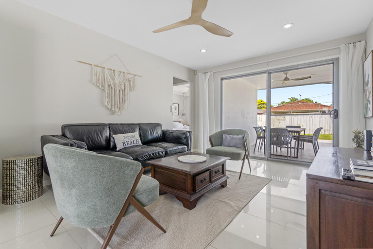 Separate living room 5, Spacious 4-Bed House with Secure Parking, Northgate