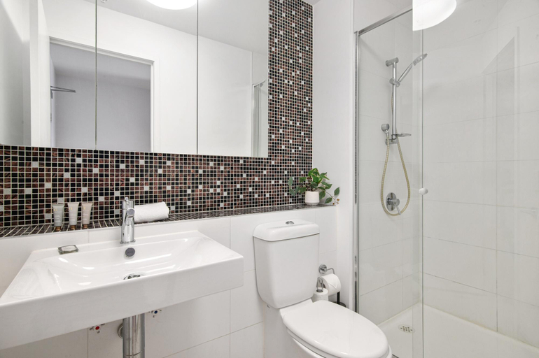 Bathroom, Luxury 2-Bed Apartment in Melbourne's Heart, Melbourne