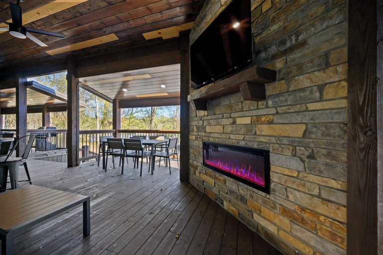 Dining 4, Chillax Inn The River For 19, McCurtain