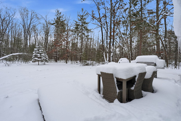 Outdoor dining, Lewiston Landing: Cozy Lake Access Getaway 3 Bedroom Home, Oscoda