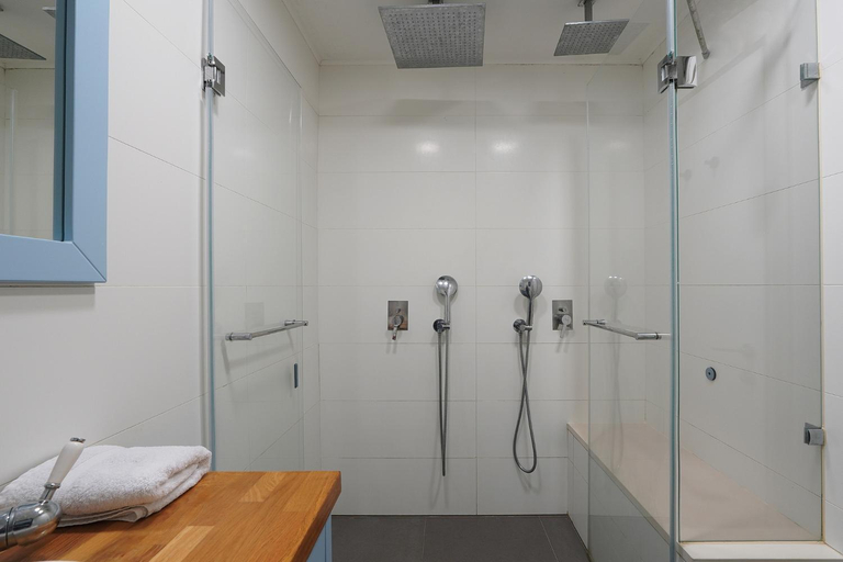 Bathroom 4, לויקיישן
