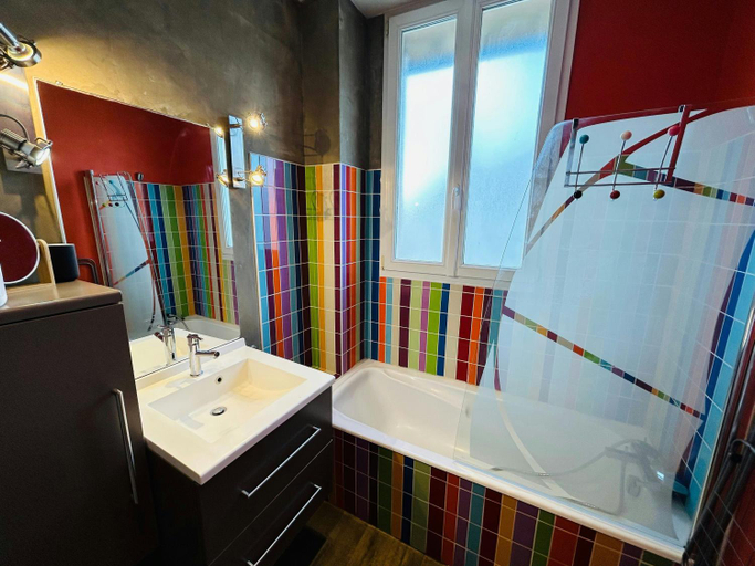 Bathroom 5, Le Charmant Salengro Centre-ville, Marne