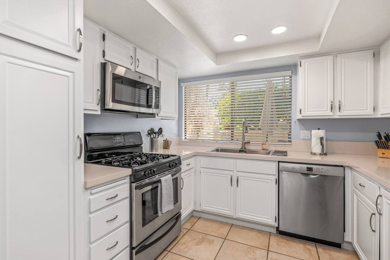 Private kitchen 3, @ Marbella Lane - Gem w/ Outdoor Fun Pool & Trails, Riverside