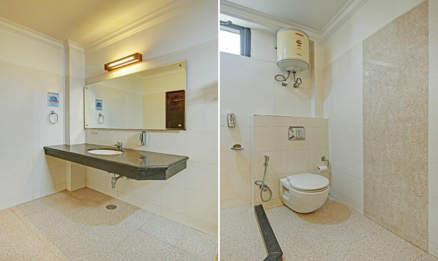 Bathroom 4, Blue Moon Residency Hotel & Restaurant, Gurgaon