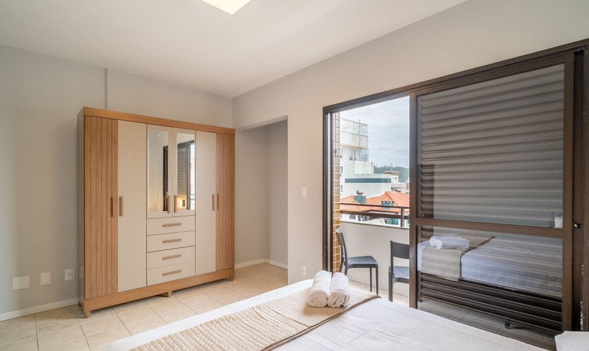 Room 2, Apt w/ Balcony Steps From the Beach - Ids0501, Florianopolis