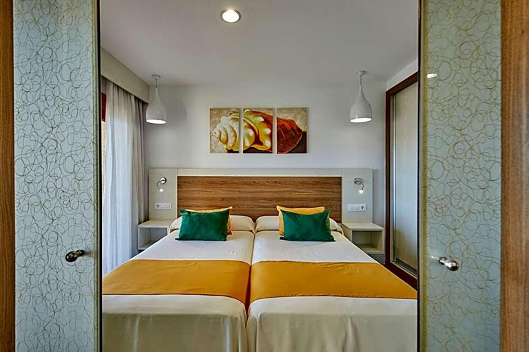 Bedroom 3, Sandos Benidorm Suites - All Inclusive, Alicante