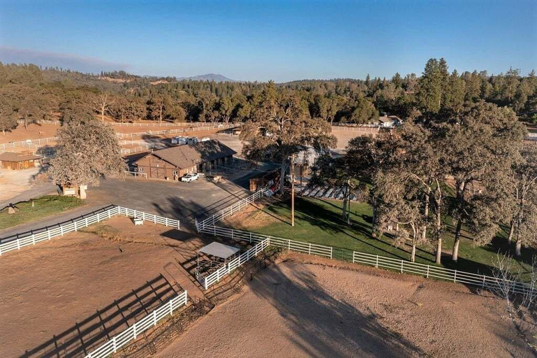 Parking, Tranquil Retreat - Home With Spacious Deck & Grill 4 Bedroom Home, Tuolumne