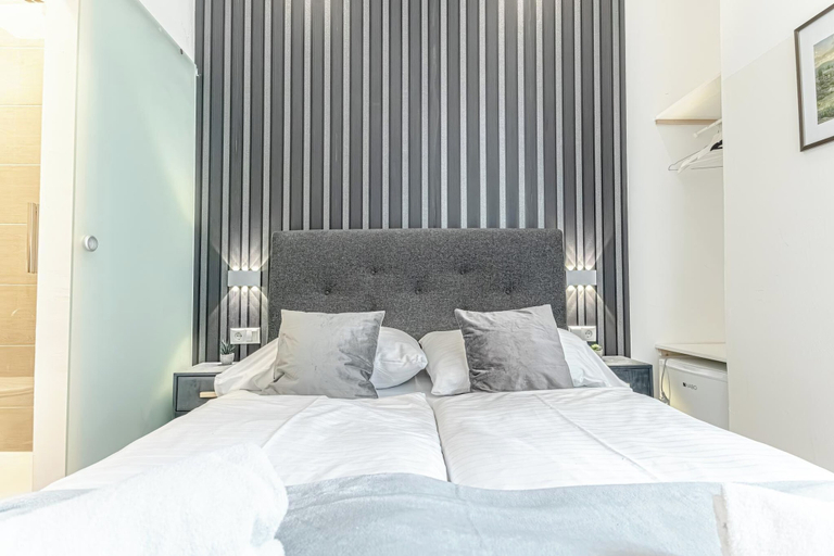 Room 5, Shopping Paradise 9BR For 22 People, Wien