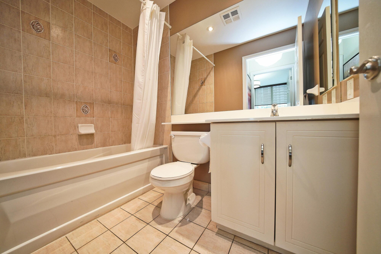 Bathroom, Icon Suites at Wellington, Toronto