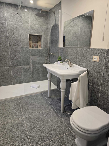 Bathroom 5, Butera Apartments Luxury, Palermo
