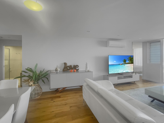 Separate living room 2, Spacious Modern Apartment in Batemans Bay, Eurobodalla