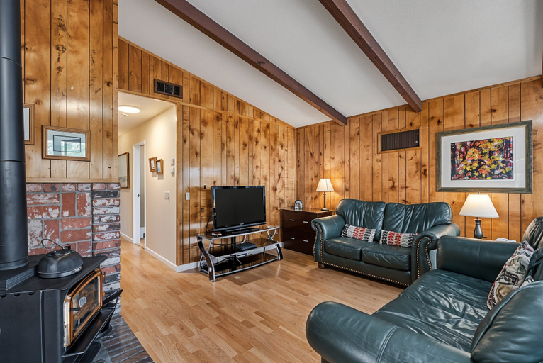 Living area 4, Tranquil Retreat - Home With Spacious Deck & Grill 4 Bedroom Home, Tuolumne