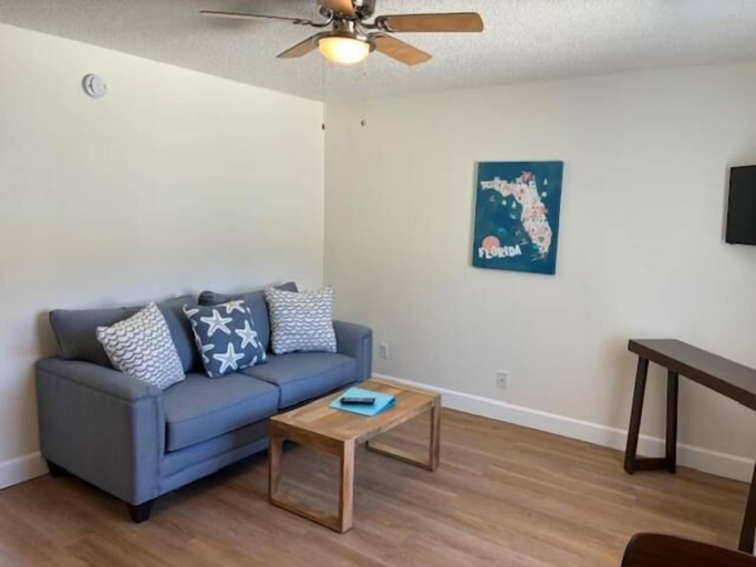 Living area 2, Sea Breeze Inn, Volusia