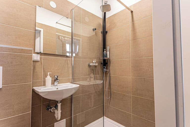 Bathroom 2, Shopping Paradise 9BR For 22 People, Wien