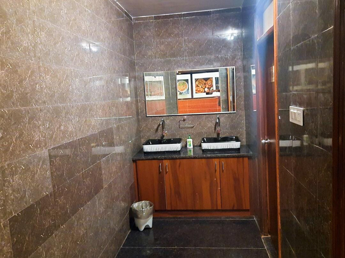 Bathroom 2, Stovehouse Inn, Ambala