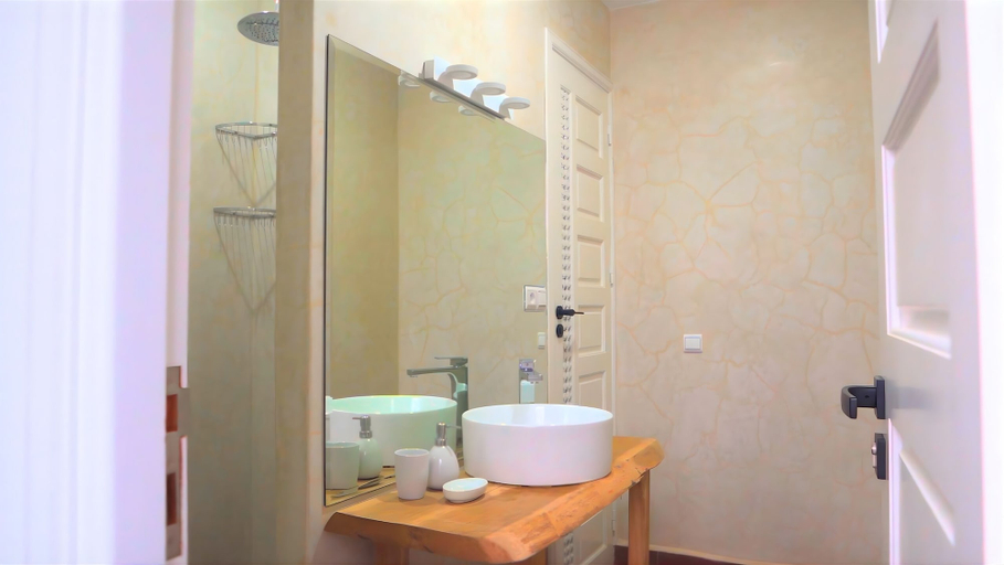 Bathroom 2, Riad Chama, Essaouira