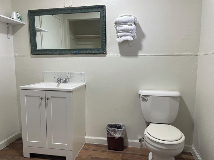 Bathroom 4, Oak Motel Modesto CA, Stanislaus