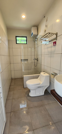 Bathroom 5, Gajah 12 Lake View Resort, Ternate