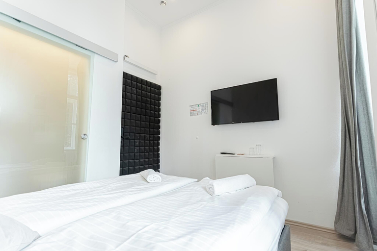 Room 4, Shopping Paradise 9BR For 22 People, Wien