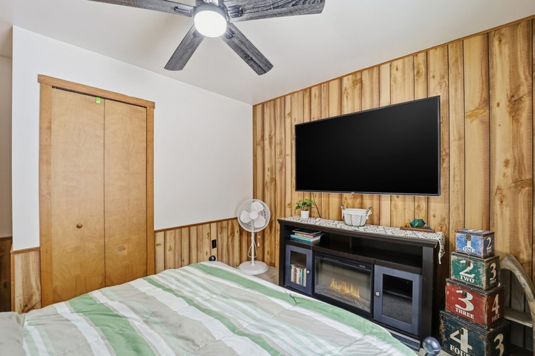 Room 5, Lewiston Landing: Cozy Lake Access Getaway 3 Bedroom Home, Oscoda