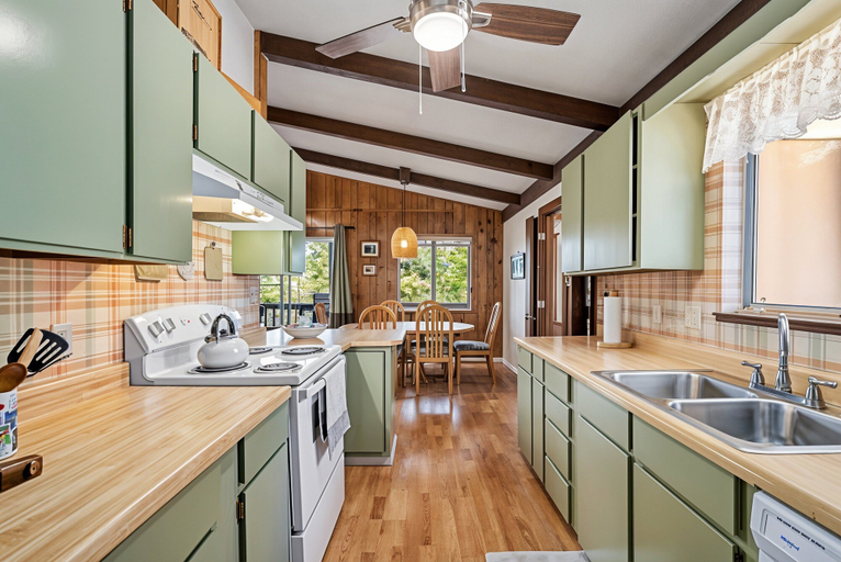 Private kitchen 2, Tranquil Retreat - Home With Spacious Deck & Grill 4 Bedroom Home, Tuolumne