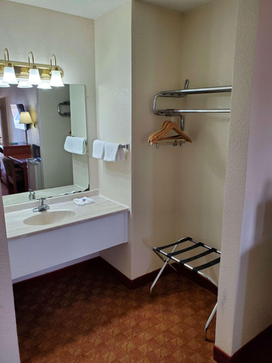 Bathroom 5, Motel 6 Shamrock TX, Wheeler
