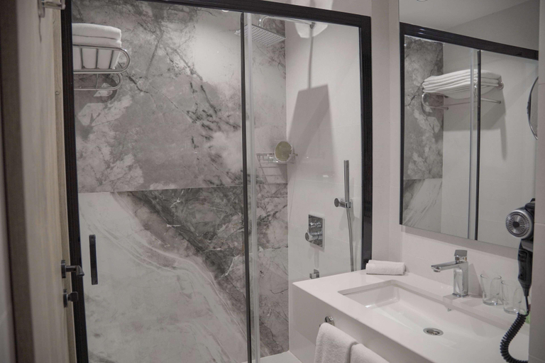 Bathroom 5, Ramada Plaza By Wyndham Batman, Merkez