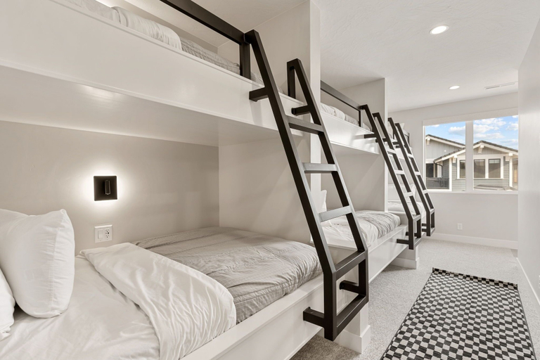 Room 5, Weekend Vibes 5 Bedroom Townhouse, Washington