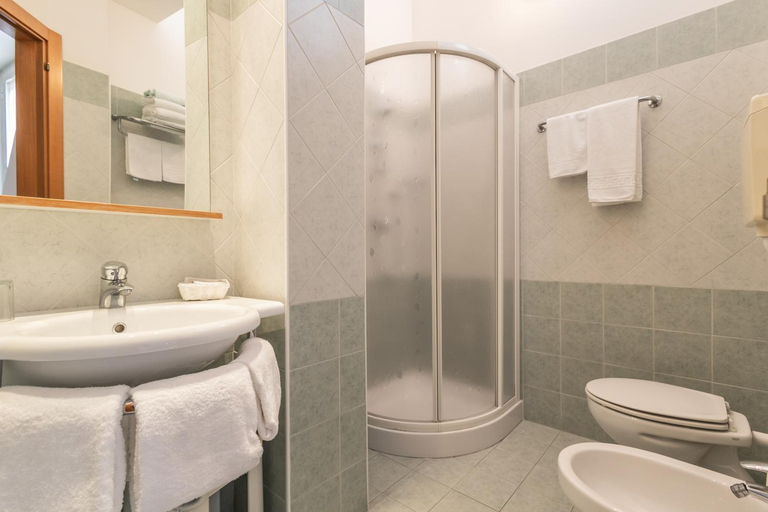 Bathroom 4, Hotel leonardo, Rimini