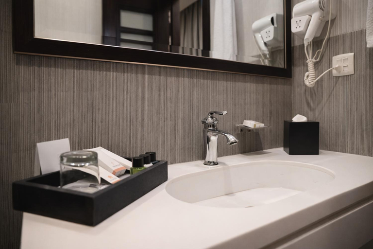 Bathroom 5, Oxygym Hotel Faisalabad, Faisalabad