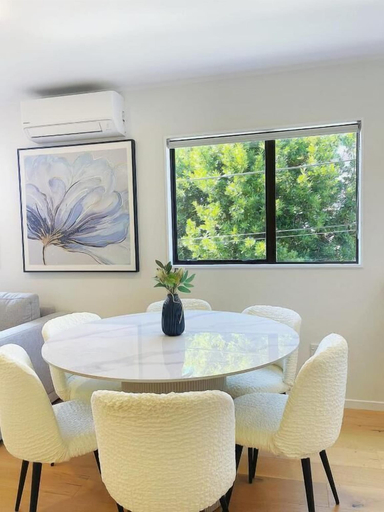 Restaurant 4, 3BR Villa Near CBD & One Tree Hill, Waitakere