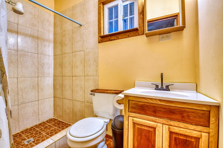 Bathroom 3, Saigon Bay Bed & Breakfast, Bocas del Toro