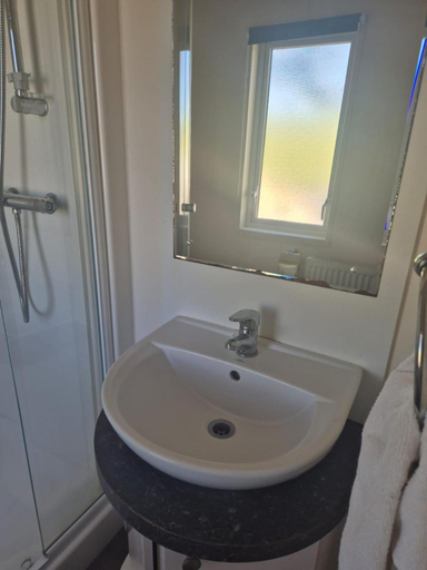 5, 2 Bed Caravan - Sleeps 6 - Pets - Pool - Parking, Cornwall