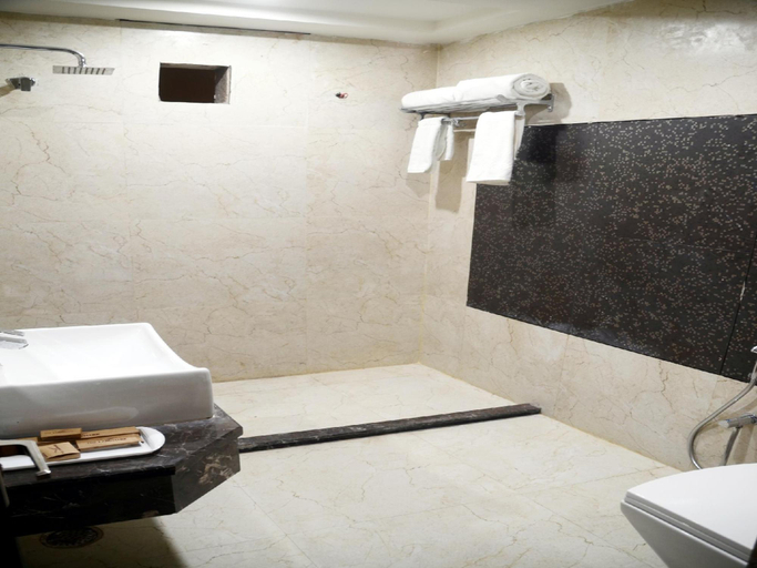 Bathroom 3, THE LANDMARK HOTEL, Varanasi