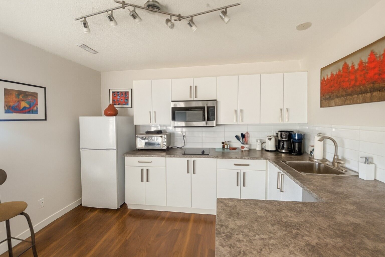 Private kitchen, The Susie Pearl Bed & Breakfast, Central Okanagan