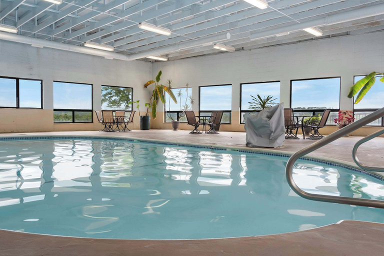 Pool 4, Driftwood Den Condo for 2, Stone
