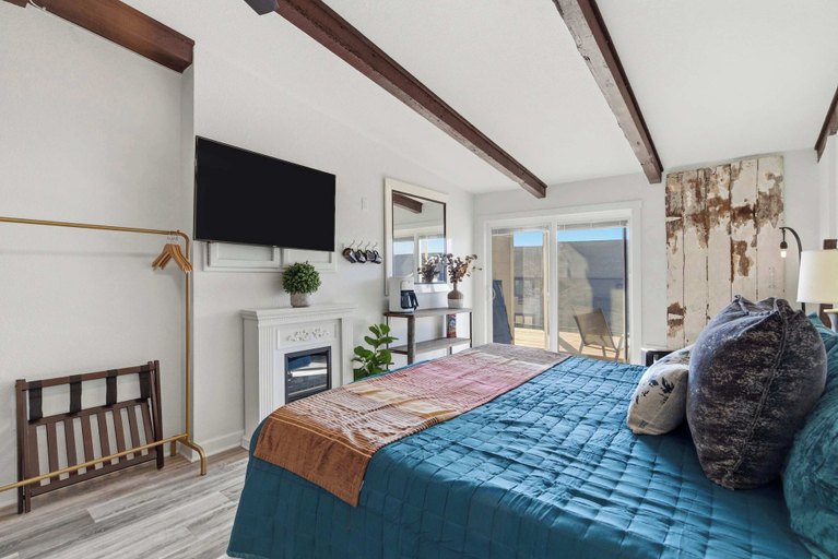 Room 2, Driftwood Den Condo for 2, Stone