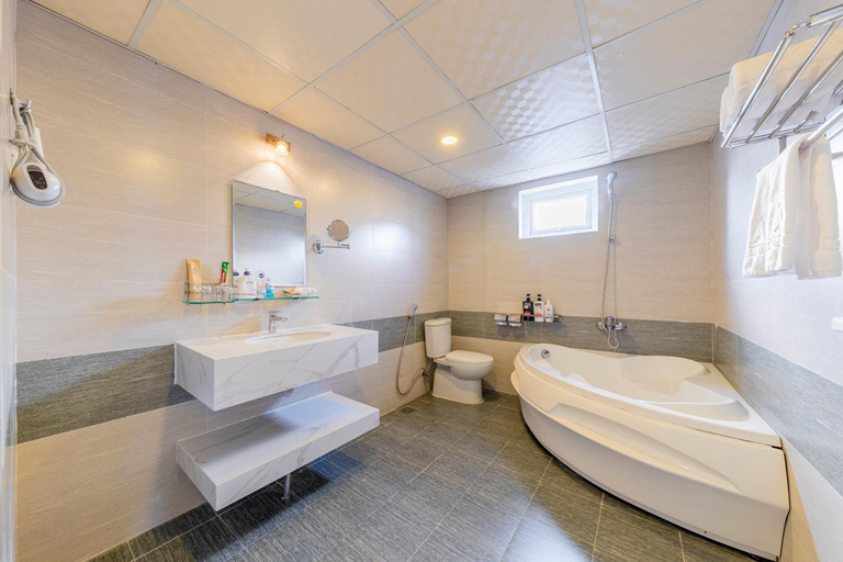 Bathroom 4, A25 Hotel - 137 Nguyen Du, Da Nang