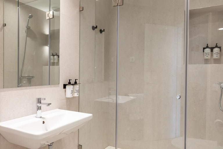 Bathroom 4, Uma Suites O'Donnell, Madrid