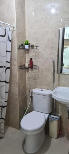 Bathroom, Apartemen Transpark Cibubur by Ririn, Depok