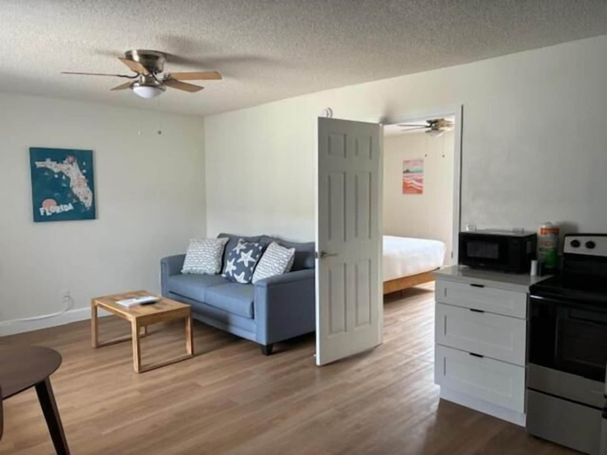 Living area 4, Sea Breeze Inn, Volusia