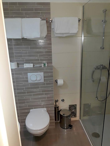 Bathroom 5, Hotel Omorika, Crikvenica