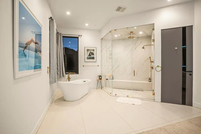 Bathroom 4, Willow Glen, Los Angeles
