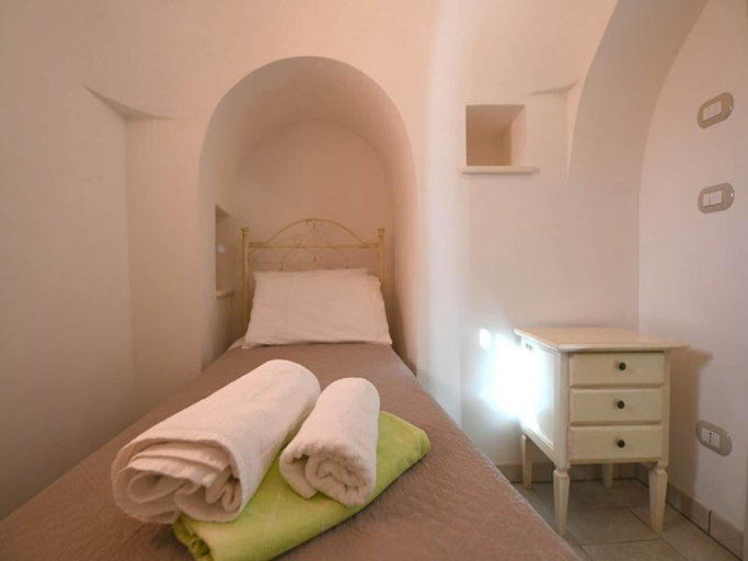 Others 5, Trulli in Valle dItra with Pool and Views, Brindisi