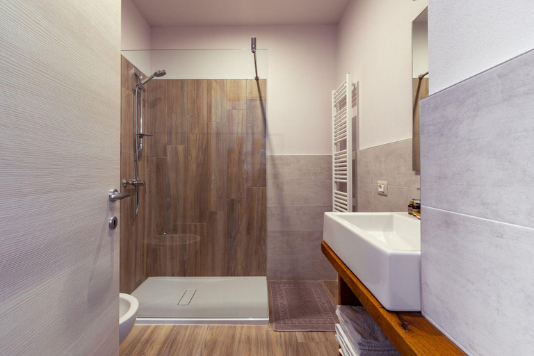 Bathroom 2, Le Mongolfiere, Cuneo
