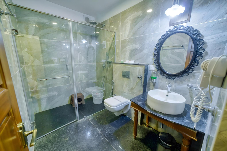 Bathroom, Hotel Windsor Castle, Salem