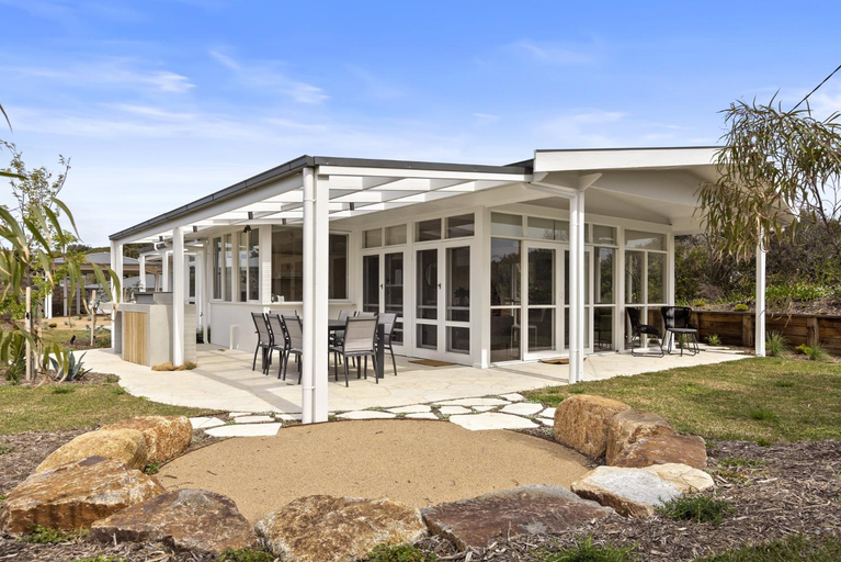 Exterior & Views 1, Spacious Coastal 4-bed Steps From the Sand, Melbourne