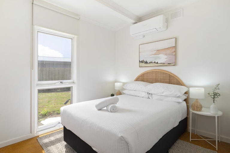 Bedroom 4, Spacious Coastal 4-bed Steps From the Sand, Melbourne