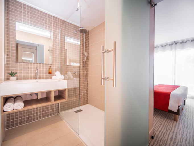 Bathroom 4, Hotel Vitalparc, The Originals Collection, Gironde